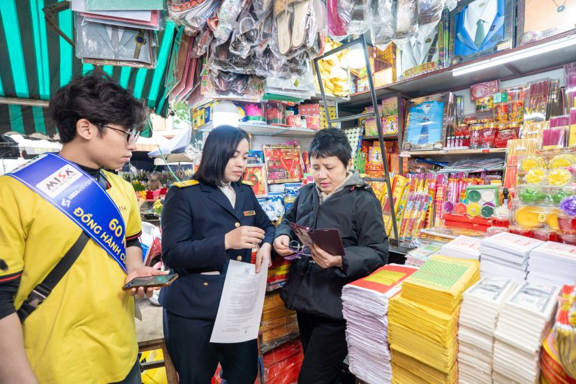 L'administration fiscale coopère avec l'unité de conseil et de soutien pour proposer des solutions de'retournement de route' et guider les ménages commerciaux dans la déclaration fiscale. Photo : Misa