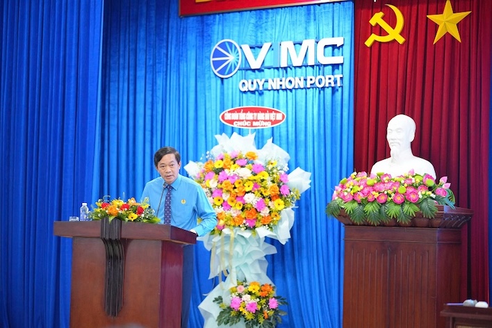 Hablando en el XVI Congreso del Sindicato de Quy Nhon Port Joint Stock Company el Sr. Mai Le Loi propuso seguir cuidando mejor a los trabajadores. Foto: CDTCY