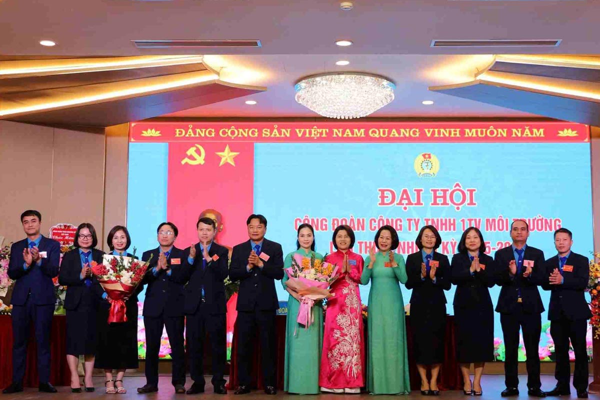 Los delegados entregan flores para celebrar el nuevo BCH del sindicato de la empresa. Foto: Compañia de Medio Ambiente - TKV