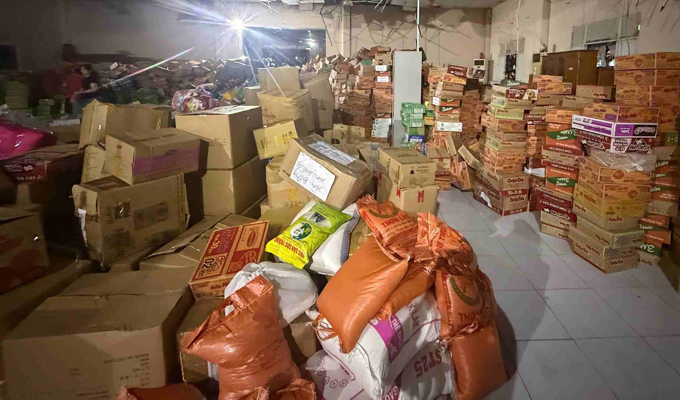 El Sindicato de Ciudad Ho Chi Minh en la zona de Binh Duong recibe casi 200 toneladas de mercancias para apoyar a los compatriotas en las zonas inundadas. Foto: Proporcionada por el Sindicato
