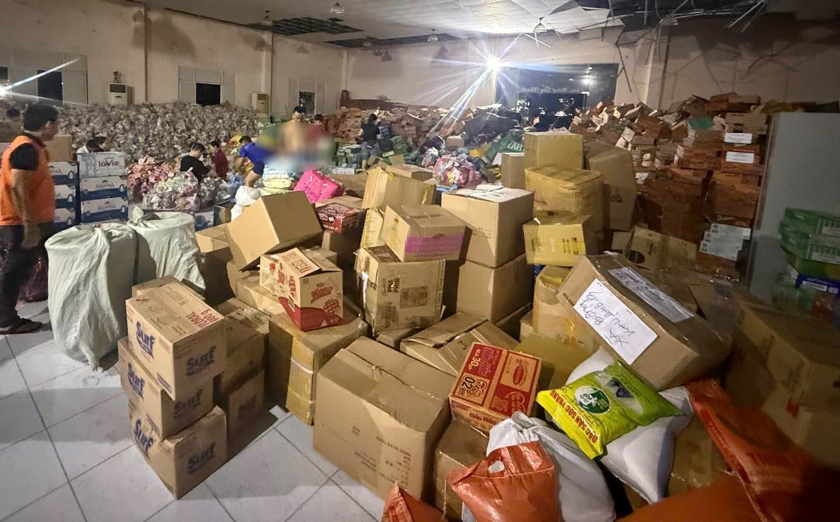 Khoang gan 200 tan hang hoa duoc cac cong doan co so, doanh nghiep, manh thuong quan va nguoi lao dong quyen gop ve LDLD TPHCM. Anh: Cong doan cung cap