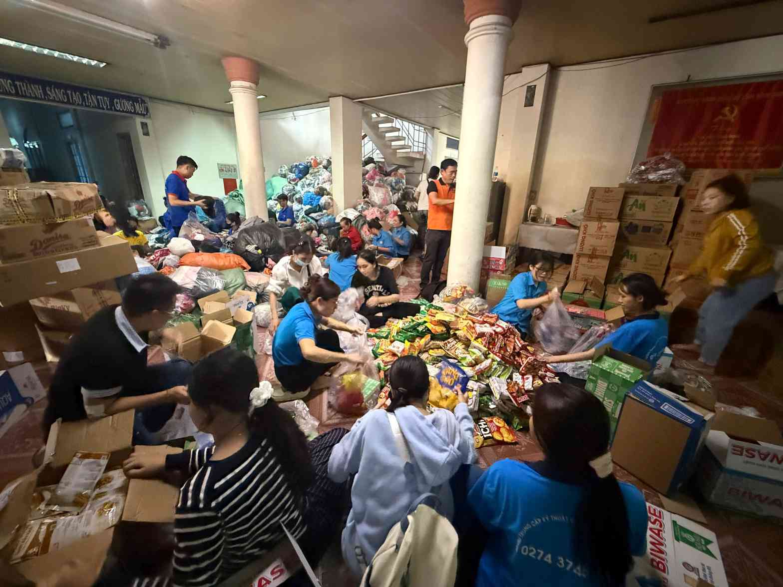 Cong doan TPHCM dang huy dong luc luong de boc xep, phan loai, dong goi hang hoa. Anh: Cong doan cung cap