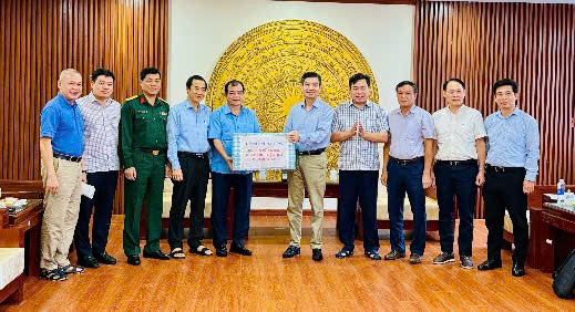 La delegacion de lideres de la ciudad de Hai Phong encabezada por el vicepresidente del Comite Popular de la ciudad Nguyen Minh Hung entrego 40 mil millones de VND en efectivo para apoyar a las personas afectadas por las inundaciones en Dak Lak. Foto: Dai An
