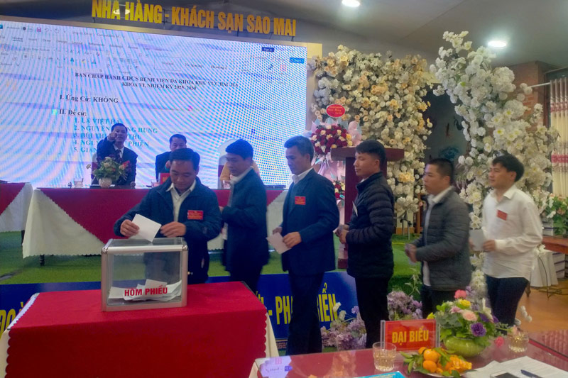 Bo phieu bau Ban chap hanh khoa moi. Anh: Dinh Dai