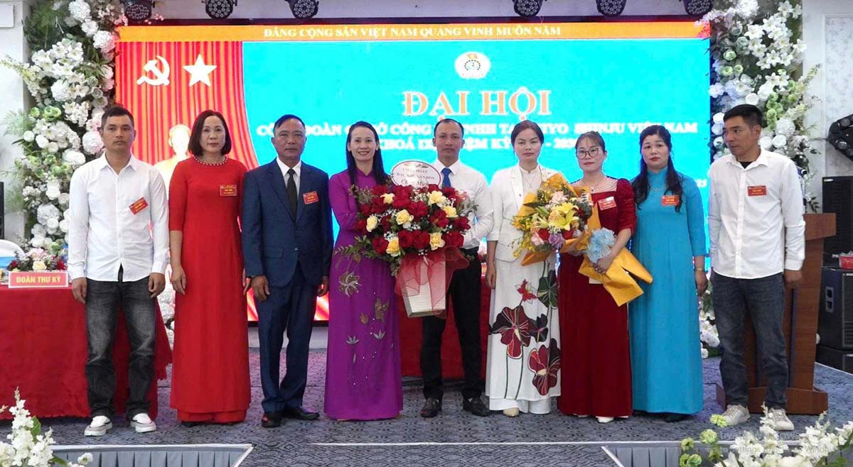 ヴァンドン特別区労働組合の指導者と会社の指導者が新学期の基礎労働組合執行委員会に花束を贈呈。写真:ヴァンドンTTDTポータル