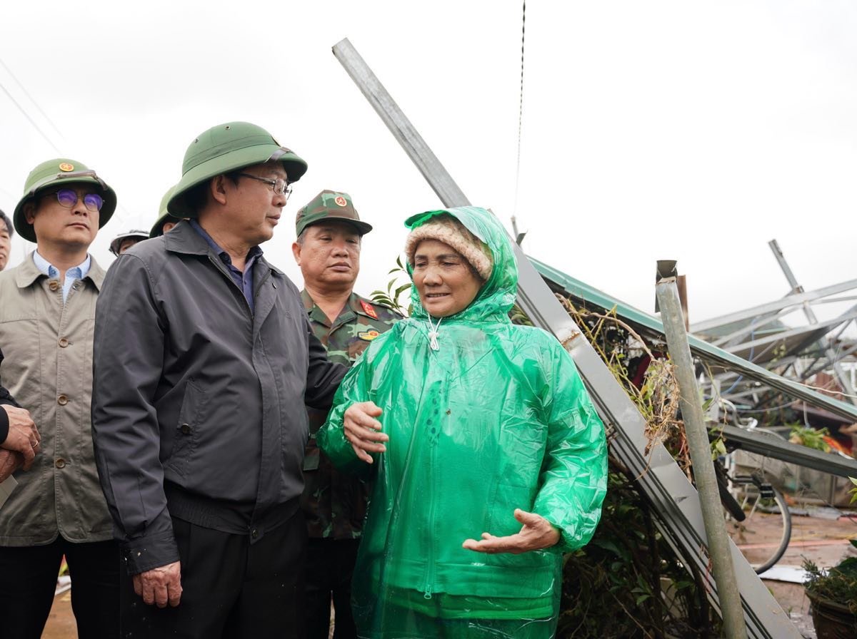 Pho Thu tuong Chinh phu Ho Quoc Dung tham hoi, dong vien nguoi dan bi thiet hai do mua lu tai thon Quang Lac, xa D'ran, tinh Lam Dong, hom 21.11. Anh: Duy Tuan 
