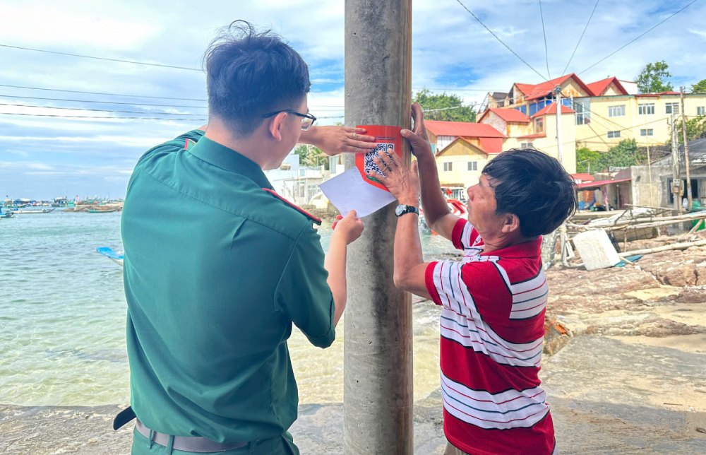 Huong dan ba con quet ma QR truy cap ung dung “So tay dien tu IUU“. Anh: Bien phong cung cap