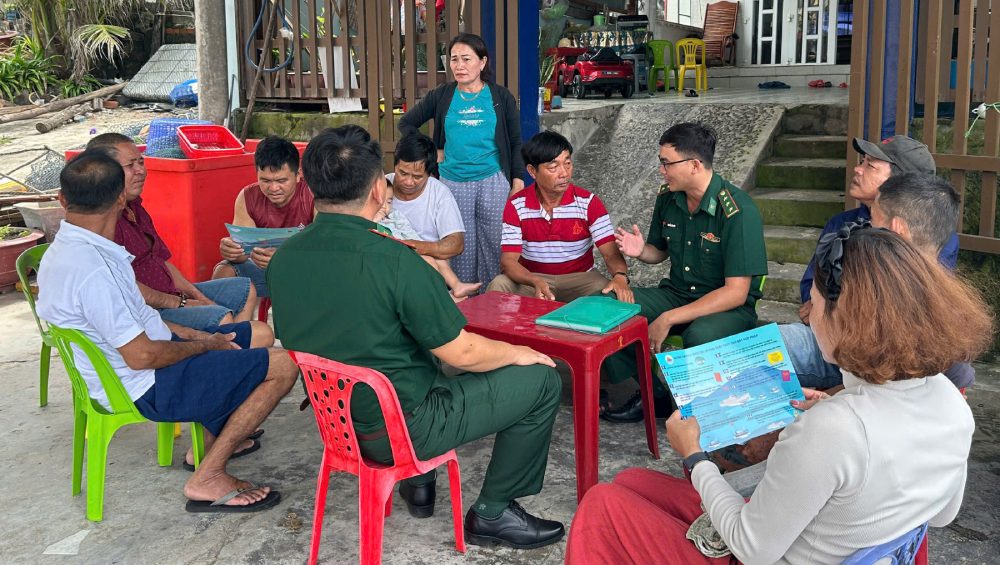 Border Guard officers went to the homes of households with "no 3-row fishing boats" to propagate and mobilize. Photo: Provided by Border Guard