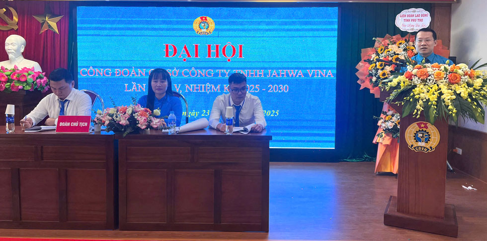 Ong Khong Son Thanh - Pho Chu tich LDLD tinh Phu Tho; Truong ban Cong doan khu cong nghiep khu vuc Vinh Phuc phat bieu chi dao. Anh: An Vi