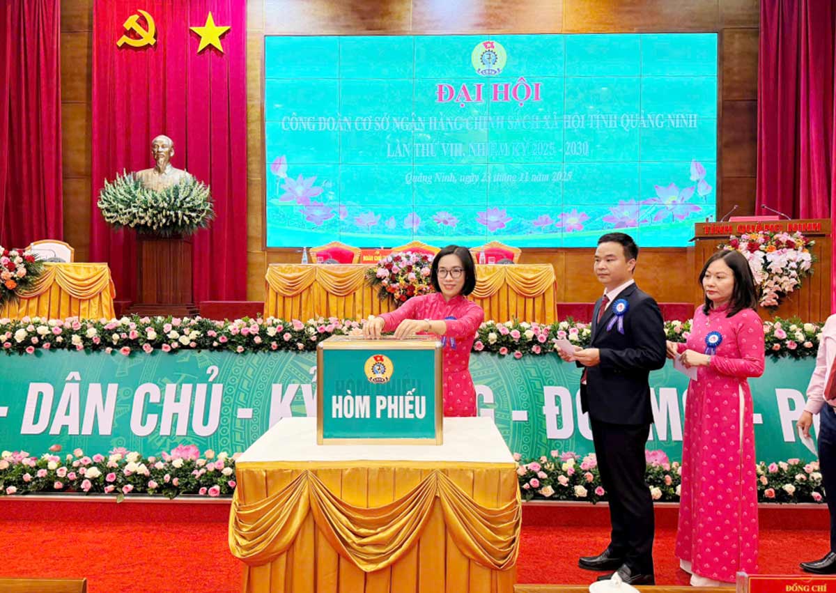 Cac dai bieu bo phieu bau Ban Chap hanh Cong doan co so khoa VIII. Anh: Cong TTDT Quang Ninh