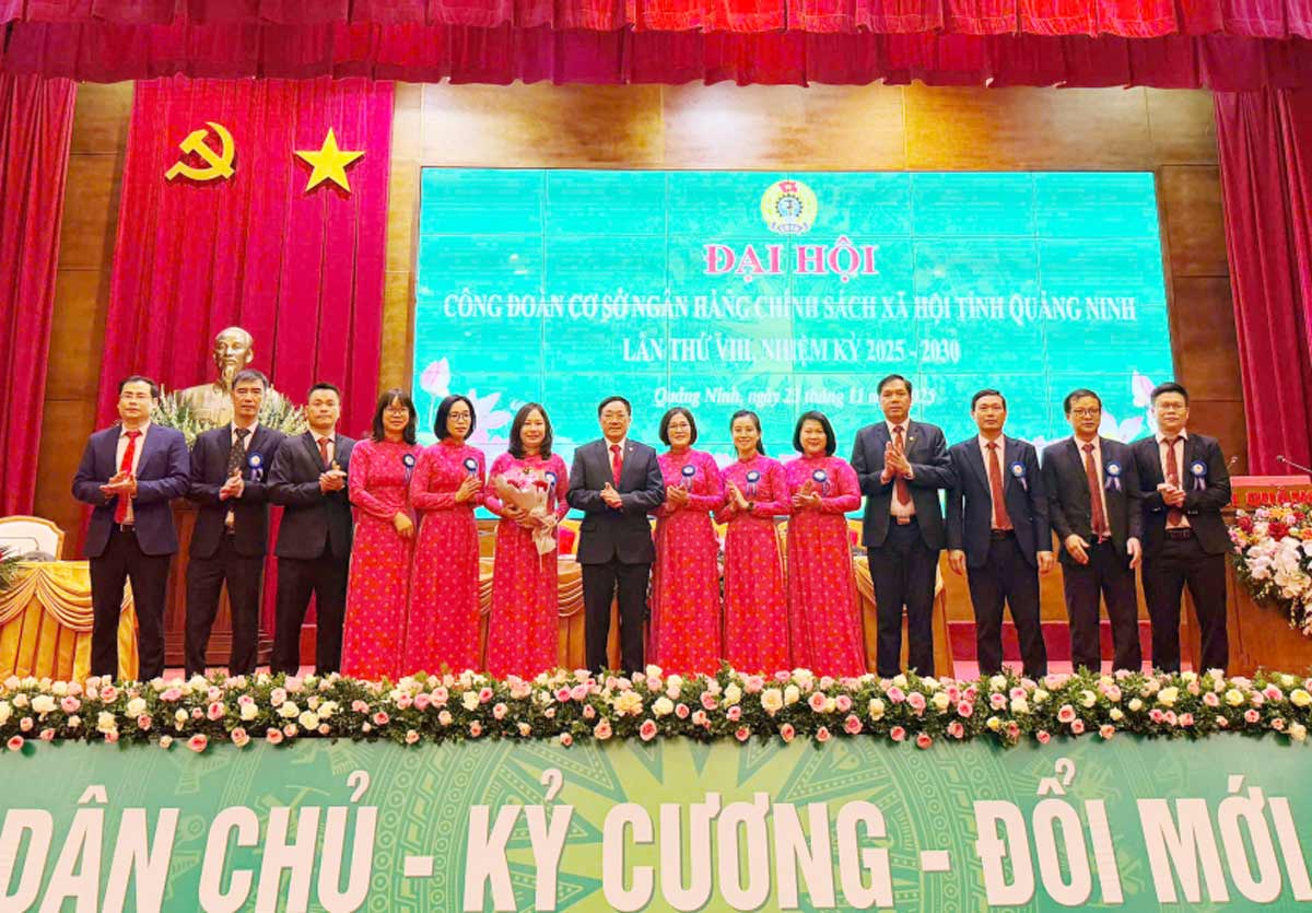Se presenta el Comite Ejecutivo del Sindicato de Base del Banco CSXH de la provincia de Quang Ninh VIII mandato 2025-2030. Foto: Portal de Informacion de Quang Ninh