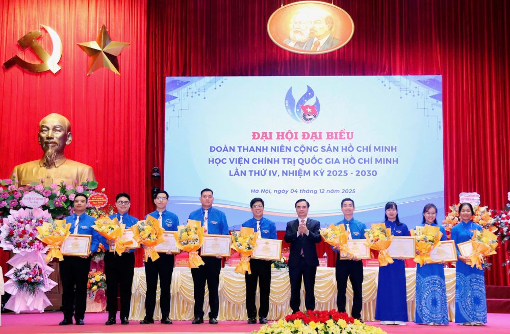 Lanh dao Hoc vien Chinh tri Quoc gia Ho Chi Minh trao tang Bang khen cho cac thanh nien co thanh tich xuat sac trong cong tac. Anh: Ai Van