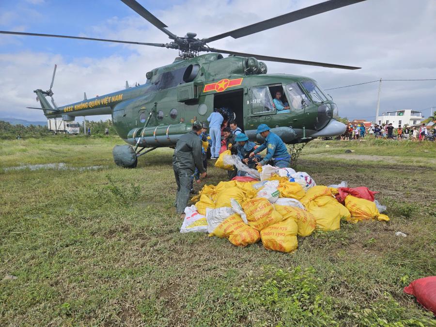 The helicopter carries food, provisions, and necessities to support people affected by floods in the Central region. Photo: Air Defense.
