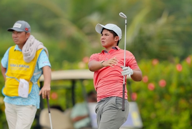 El golfista Nguyen Tuan Anh compitio para ganar el subcampeonato del torneo amateur de Malasia 2025. Foto: VGA
