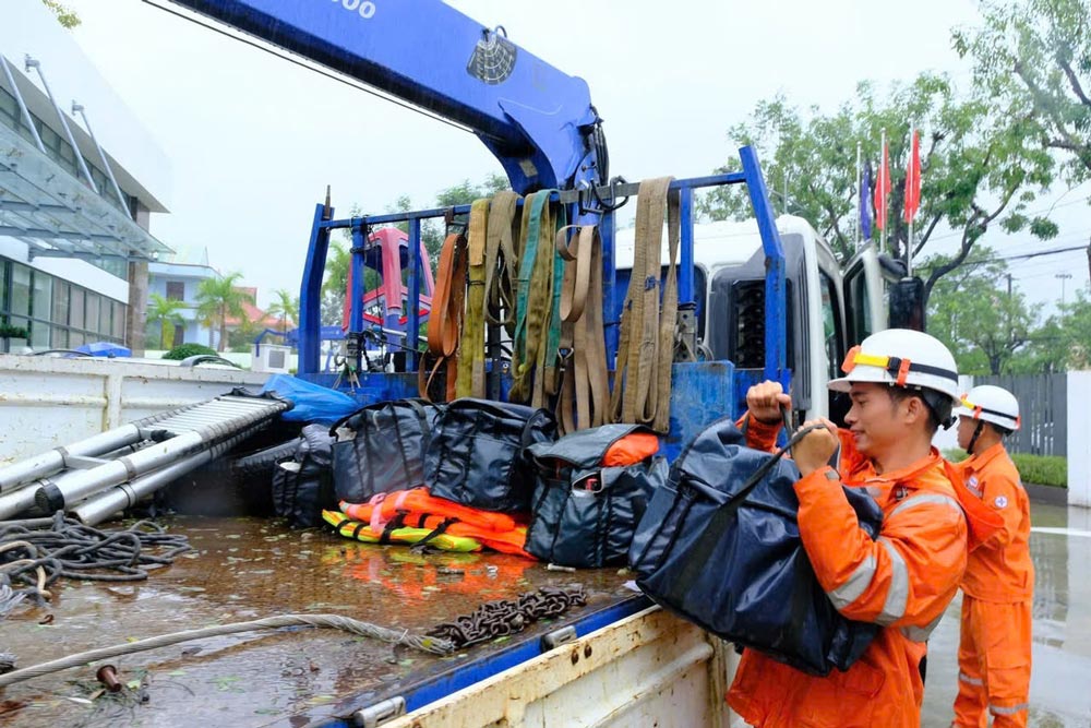 La Corporacion General de Electricidad de la Region Central moviliza a mas de 250 funcionarios empleados y 40.000 transformadores para apoyar a Dak Lak en la restauracion del sistema electrico. Foto: Dien luc mien Trung.
