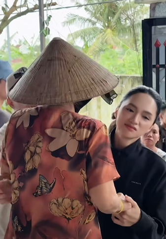 Huong Giang di tu thien ngay sau khi ve nuoc. Anh cat tu video