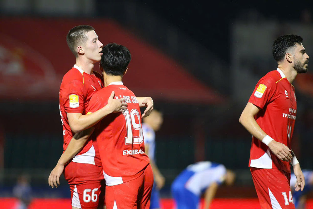 Sau nhieu co hoi bi bo lo, Cong an TPHCM van kip ghi ban thu 2 truoc khi hiep 1 khep lai. Tan dung tinh huong lon xon truoc khung thanh TPHCM, cau thu Viet lieu Lee Williams dem bong can thanh nang ti so len 2-0.