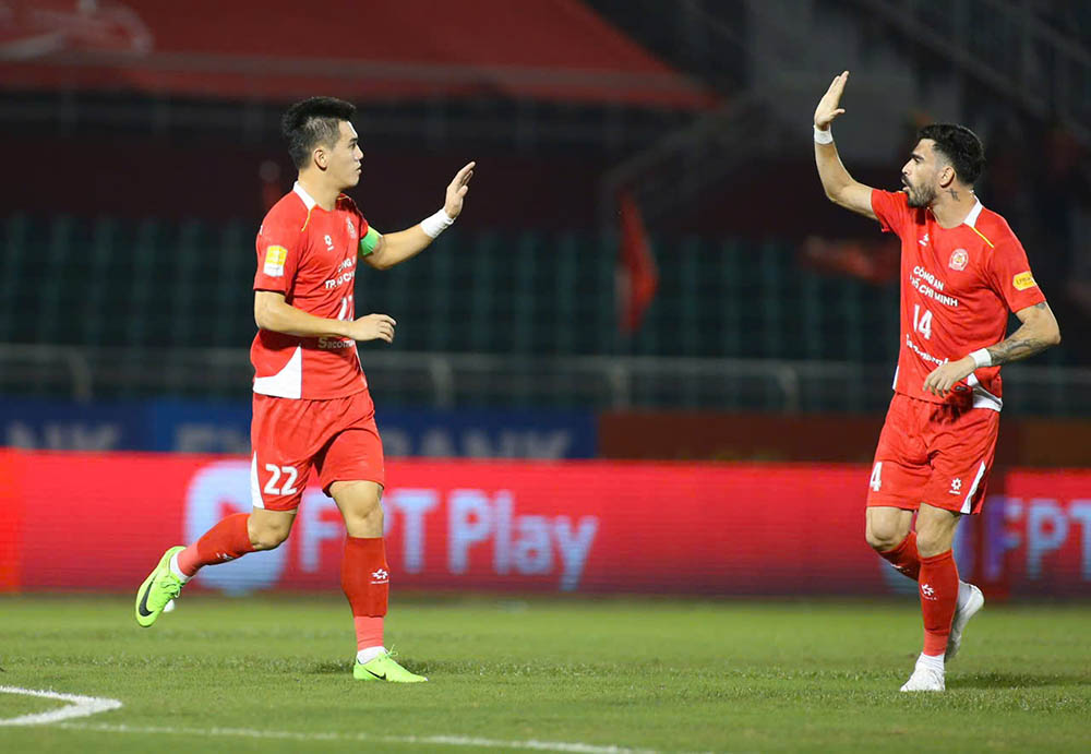 Doi chu nha co khoi dau khong the tot hon khi som ghi ban mo ti so ngay phut thu 8. Tan dung sai lam sau duong chuyen hong cua hau ve TPHCM, tien dao doi truong Nguyen Tien Linh bang vao dut diem vao luoi trong ghi ban mo ti so cho Cong an TPHCM.