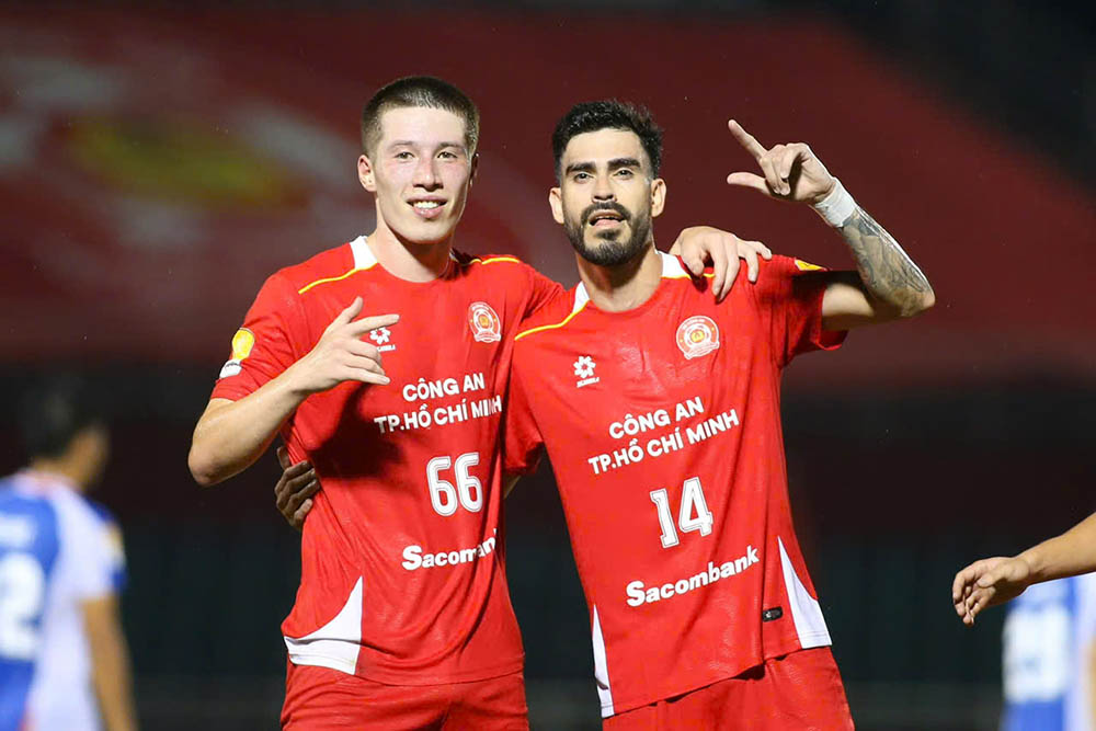 Thi dau khong qua ap dao nhung Cong an TPHCM van co them ban thang thu 3 khi Endrick thuc hien thanh cong qua phat den de an dinh chien thang 3-0 cho doi chu san Thong Nhat.