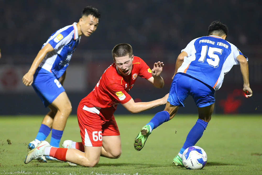 Du vay, hang thu cau lac bo TPHCM van to chuc kha tot truoc suc ep lon tu cac cau thu tan cong ben phia Cong an TPHCM.