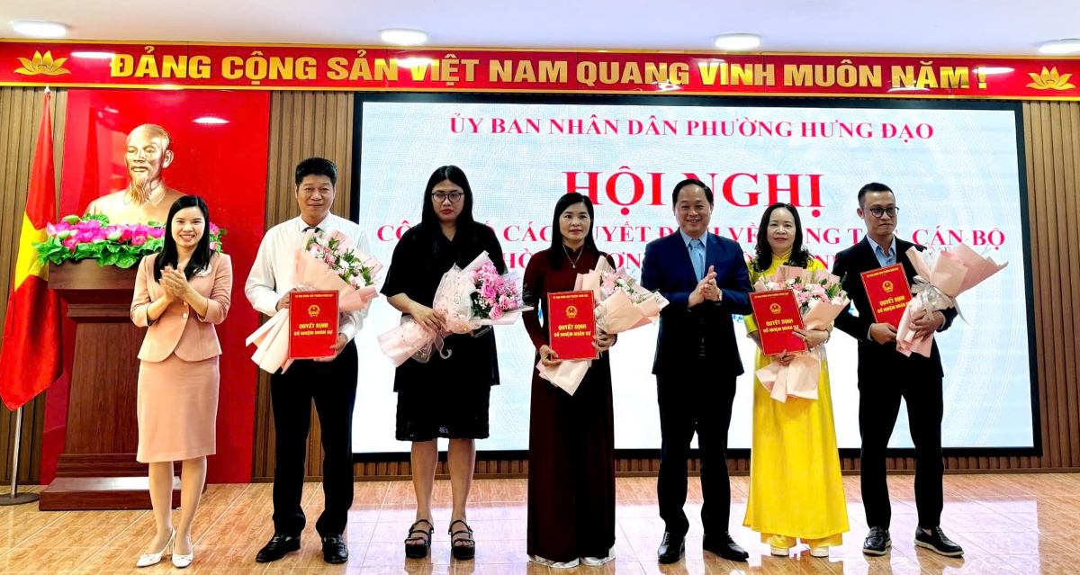 Phuong Hung Dao trao cac quyet dinh ve cong tac can bo cac phong, don vi thuoc UBND phuong. Ảnh: Cong TTDT Hung Dao