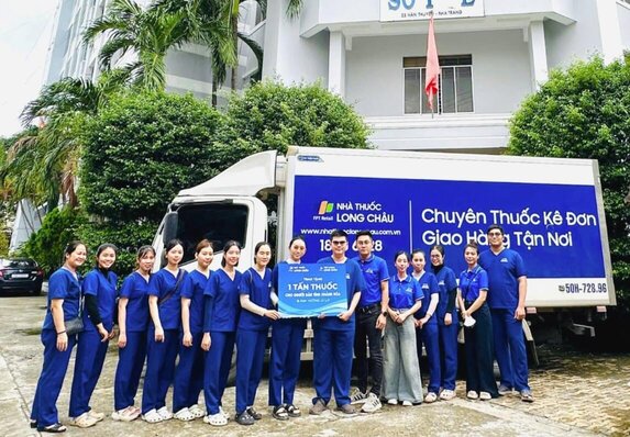 1 tan thuoc gui trao den nguoi dan tinh Khanh Hoa. 