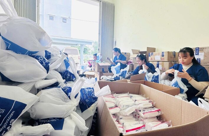 Long Chau da nhanh chong cu doi ngu nhan su den dia ban de khao sat, nam bat thuc te, dong thoi dieu dong them 3 tan thuoc va vat tu y te, phoi hop cung So Y te dia phuong. 