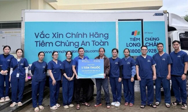 Long Chau gap rut van chuyen thuoc men, vat tu y te den diem ho tro nguoi dan vung lu Mien Trung.  