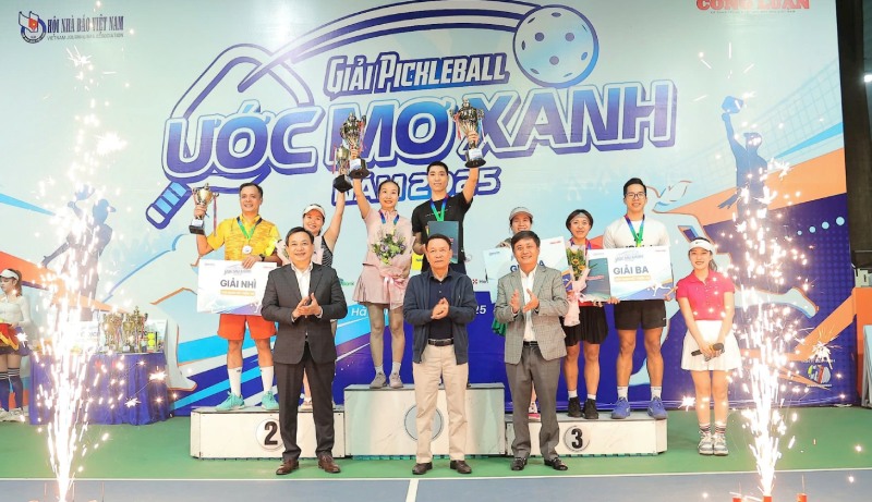 Ong Nguyen Duc Loi va ban to chuc trao giai cho cac van dong vien gianh thanh tich cao tai giai pickleball “Uoc mo xanh“. Anh: BTC
