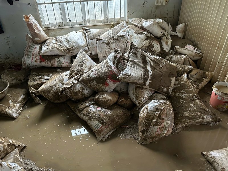 Lang xom tan hoang, hang tan lua, bot mi co nguy co hu hong cho ngap lut nhieu ngay o 