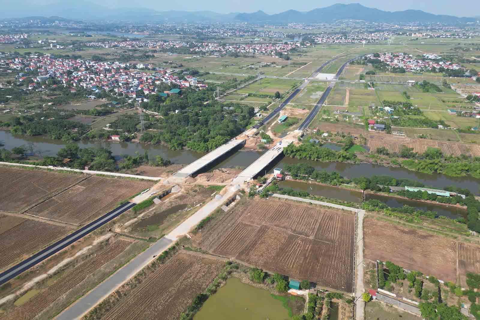 Cử tri xã Phúc Thịnh (Hà Nội) phản ánh có nhiều hộ dân nằm trong quy hoạch không có nước sạch để sử dụng. Ảnh: Sóng Hữu 