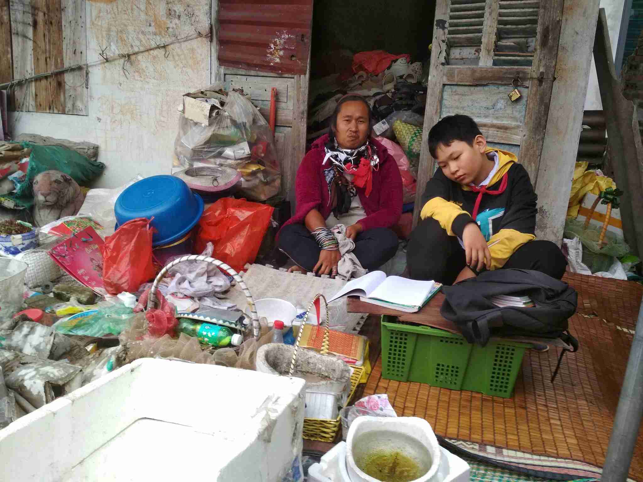 A small house in Hai Phong is full of garbage, where three men maintain their daily lives. Photo: An Thanh Youth