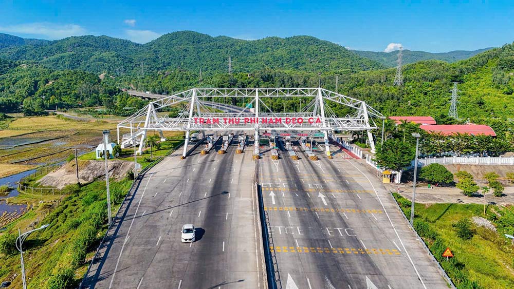 Mien phi duong bo cho tat ca cac doan xe cuu tro khi di qua cac tram thu phi do Deo Ca quan ly van hanh ke tu 23.11.2025. Anh: Tap doan Deo Ca