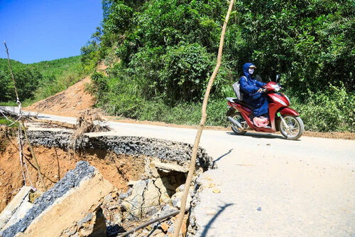 Tuyen duong giao thong dan vao cac xom vung sau bi sat lo nghiem trong sau con bao so 10 vua qua. Anh: UBND xa Lac Luong