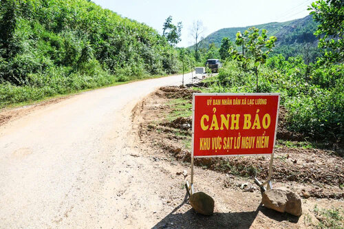 Diem sat lo ven duong duoc chinh quyen dia phuong cam bien canh bao nguy hiem. Anh: UBND xa Lac Luong