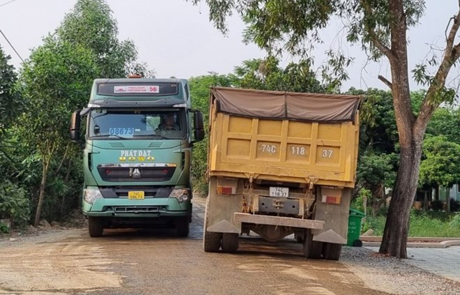 Xe chở vật liệu xây dựng chạy rầm rập trên đường làng vào thời điểm tháng 4.2024. Ảnh: Hưng Thơ.