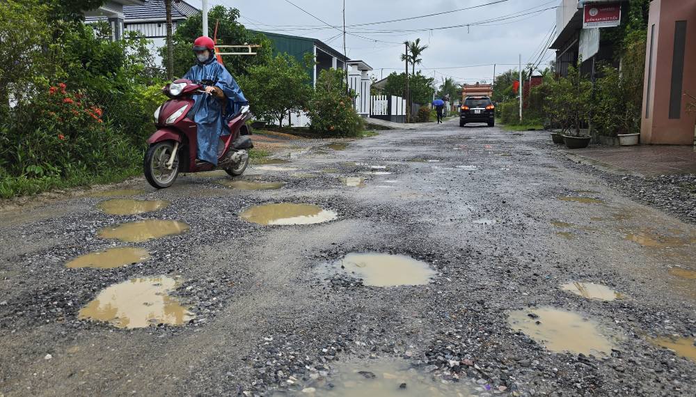 ¿Cuando se reparara la carretera residencial gravemente dañada por los camiones del proyecto de la autopista? Foto: Hung Tho