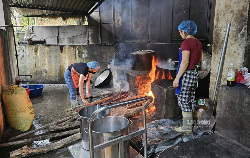 Doi ngu nhan vien dinh duong nha truong da chuan bi bua sang cho hoc sinh ban tru. Anh: Duy Dung 