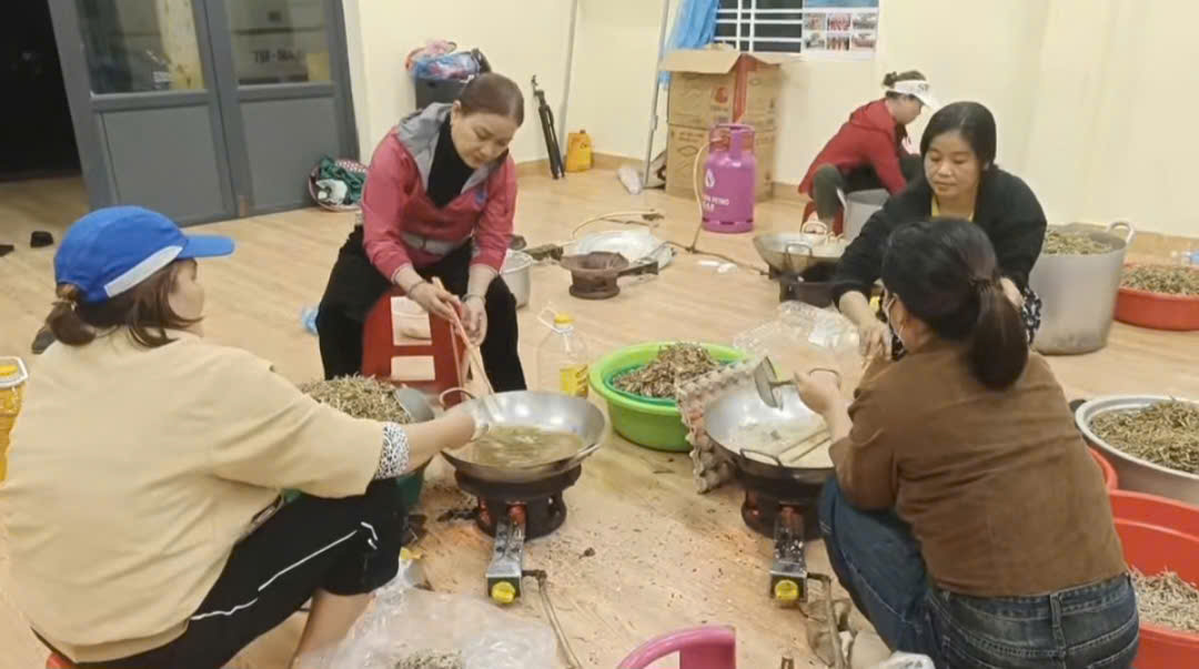 People in Phuoc Thien 1 fishing village, Van Tuong commune, Quang Ngai province caught dried fish and sent them to people in flooded areas. Photo: Vien Nguyen