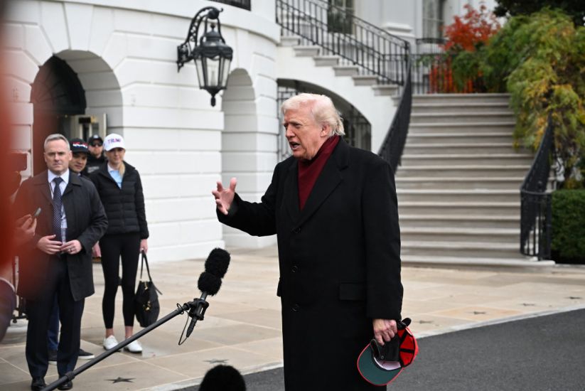 ドナルド・トランプ米大統領は、ホワイトハウスでマリン・ワンヘリコプターに搭乗する前に報道陣に演説した、2025年11月22日。写真:AFP