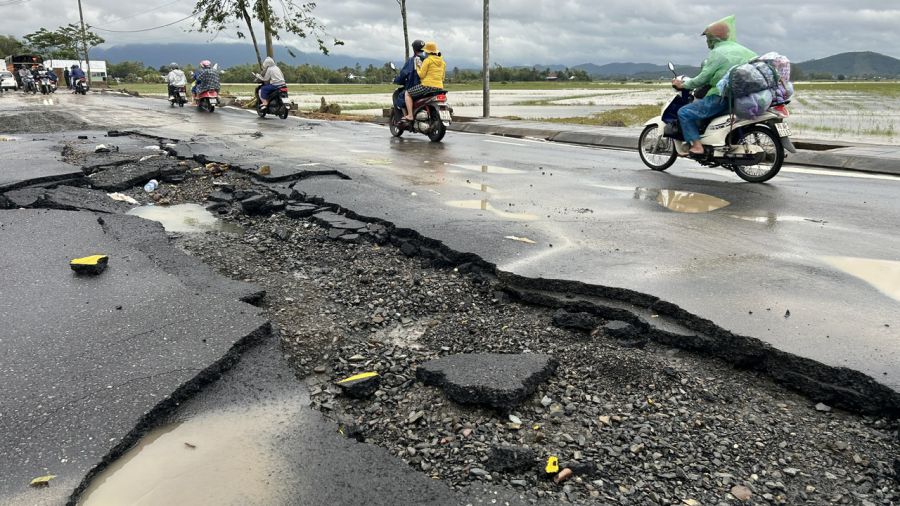 Floods and rains have caused serious damage to traffic infrastructure in many localities such as Khanh Hoa, Dak Lak, and Lam Dong. Photo: Binh Quy