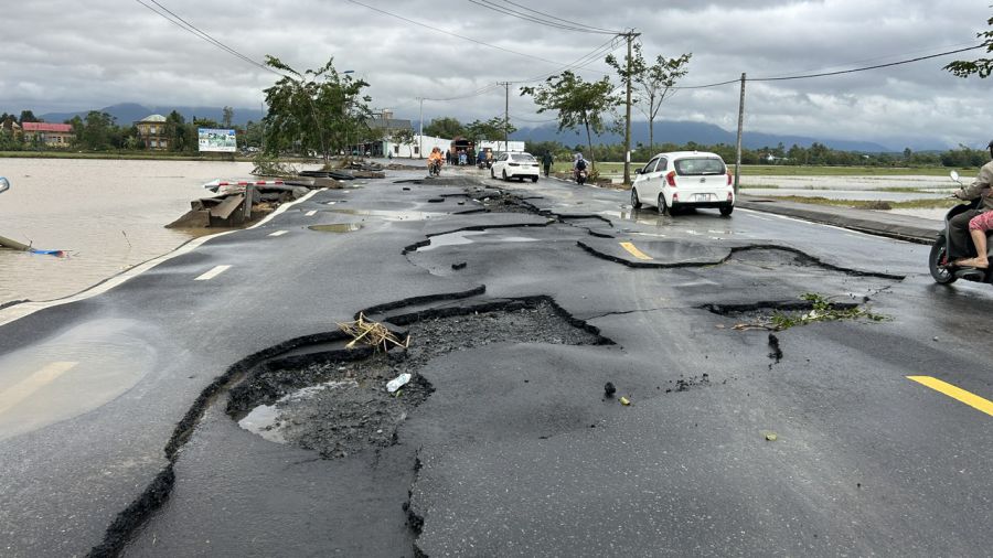Mua bao khien ha tang giao thong tai nhieu dia phuong nhu Khanh Hoa, Dak Lak, Lam Dong hu hong nghiem trong. Anh: Binh Quy