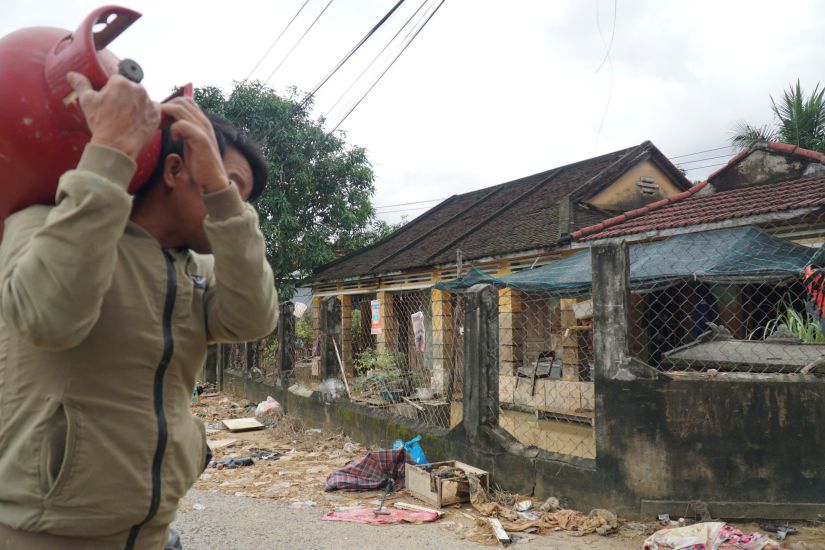 Nguoi dan Khanh Hoa tap trung khac phuc hau qua sau mua bao. Anh: Binh Quy