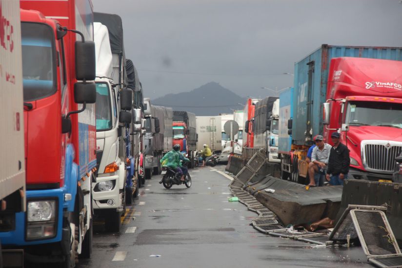 Tinh trang un u keo dai nhieu ngay tren Quoc lo 1 doan qua Van Ninh da duoc xu ly trong dem 22 va rang sang 23.11. Anh: Binh Quy