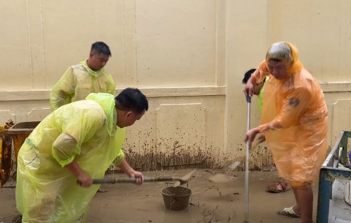 Canh sat giao thong dung cuoc, xeng don bun, lam sach moi truong. Anh: Cong an