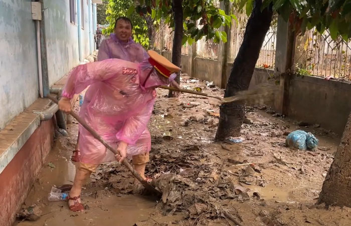 Funcionarios y soldados son movilizados para esforzarse por limpiar el denso barro despues de la inundacion. Foto: Cong an