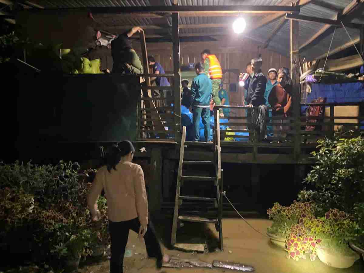 Les forces fonctionnelles de la commune de Buôn Đôn (province de Đắk Lắk) déplacent les habitants des zones inondées vers des lieux sûrs pendant la nuit. Photo : Garde-frontières de Đắk Lắk