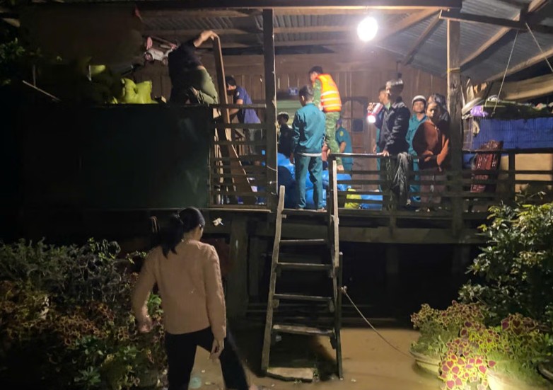 Nguoi dan vung sau duoc di doi den noi an toan trong dem. Anh: Bao Lam