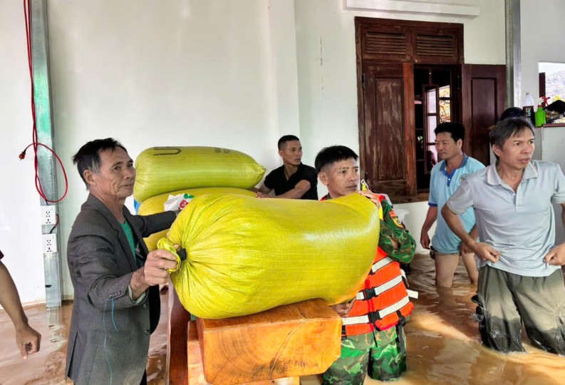 Luc luong chuc nang ho tro nguoi dan di doi tai san, dam bao an toan tinh mang cho ba con. Anh: Bao Lam