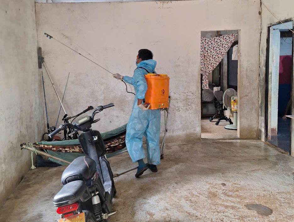 Las fuerzas funcionales organizan la fumigacion de productos quimicos para garantizar la higiene ambiental de las personas en zonas afectadas por desastres naturales en la comuna de Buon Don provincia de Dak Lak. Foto: Bao Lam